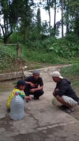 Funy game bootle flip 😂 #prankcomedy #kontenlucu #comedyhighlight #funyhighlight #humorviral 