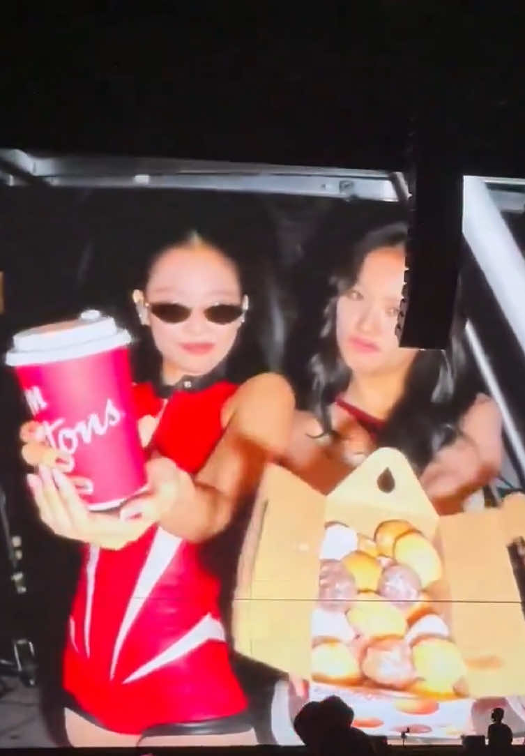 Not Jisoo and Jennie giving tim hortons to rosé backstage 😭 #BLACKPINK_DEADLINE #DEADLINE_IN_TORONTO #BLACKPINK #JISOO #JENNIE #ROSÉ #LISA