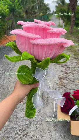 Một chiếc hoa hồng kẽm nhung khổng lồ màu hồng nhạt cho khách iu ạ 😙 màu pastel này cứ bị xinh á 😜😜😜 #hoakemnhung #hoahongkhonglo #hoahongkemnhung #DIY #xhhhhhhhhhh 