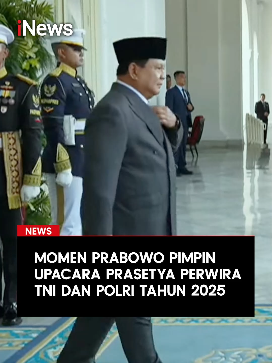 Presiden Prabowo Subianto memimpin langsung upacara Prasetya Perwira (Praspa) TNI dan Polri 2025, dengan melantik 2.000 calon perwira remaja di Istana Kepresidenan, Jakarta. Dalam upacara tersebut, Prabowo mengambil sumpah setia kepada bangsa dan negara dari para perwira, sesuai agama masing-masing. Ia mengingatkan pentingnya perwira menjadi suri tauladan, membangun semangat, dan siap menuntun ke jalan yang benar. Selain pelantikan, Prabowo juga menyematkan tanda pangkat kepada delapan perwira remaja penerima Adhi Makayasa—penghargaan tertinggi bagi lulusan terbaik dari akademi militer dan kepolisian. Momen ini menandai babak baru dalam pengabdian para perwira muda untuk menjaga keutuhan, disiplin, dan kehormatan bangsa. #Prabowo #PelantikanPerwira2025 #AdhiMakayasa #TNIPolri