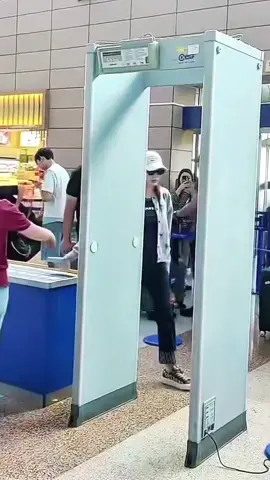 5555: LingLingKwong ngơ ngơ 🤣🫣 Safe Flight 🛬BKK nah Baby Ngơ 🤣#LingLingKwong #linglingkwong #PROYAxLinglingKwong #LingOrm 