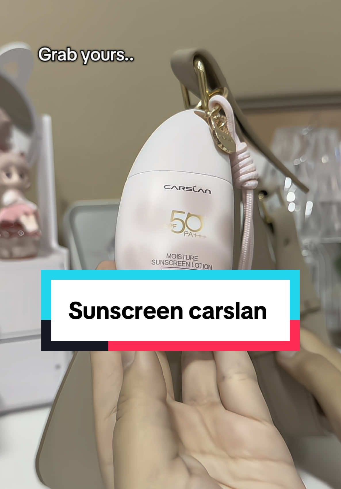 Tak nak sunburn? Tapi nak kulit glowing & lembap? 😍 Sunscreen Carslan ni wajib ada dalam beg korang! SPF tinggi, tak melekit & cute packaging! ✨ #carslansunscreen #spf50 #uvprotection #sunscreentiktok #moisturesunscreenlotion #carslan 