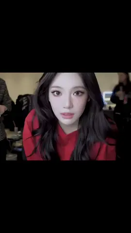 ニンニン「うなされた中で1番酷かったの は、パッと目を開けたら前に人が5人くら いいました。 その人達は何もしないで立ったままで、 だんだん近づいてきて、どうすればいい か分からなくてそのまま寝ました。」 赤ちゃんの声や女の人の声が聞こえた り、寝てたら急に建物が崩れる音がするらしい。 でもそんな時は心の中でBAHAMAを歌っていたニンニン #aespa # #닝닝 #fyp #추천 #おすすめ 