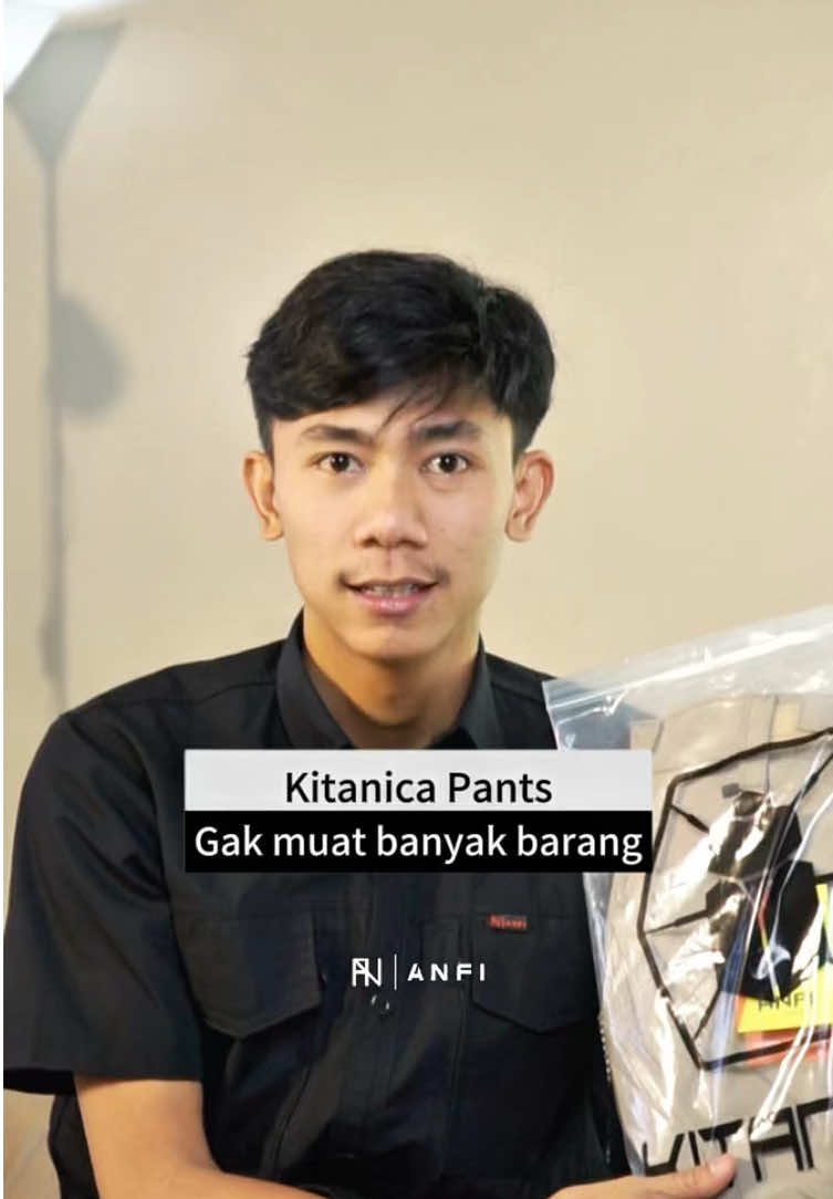 Membalas @fian Banyak kantong, banyak Fungsi gausah banyak basa-basi, kita buktiin aja ✌🏻Kitanica pants punya fitur saku multifungsi yang siap buat selalu kamu butuhin tanpa ribet bawa tas lagi!🔥 #cargopants #cargoanfi #celanacargo #kitanicapants #rekomendasi #kitanica #anfioutwear #fypage #fyp 