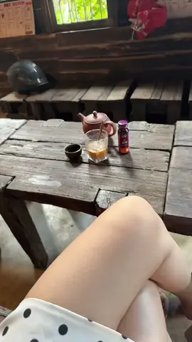 Một chiếc quán có thể nhìn thấy cũ kĩ nhưng cho ta cảm giác quen thuộc thì ta vẫn cứ thích ngồi mỗi ngày.  Tình cảm cũng vậy, khi mọi thứ trở nên quen thuộc… bóng dáng ấy, tính cách ấy cứ làm ta day dứt mãi. #nhoanhratnhieu 