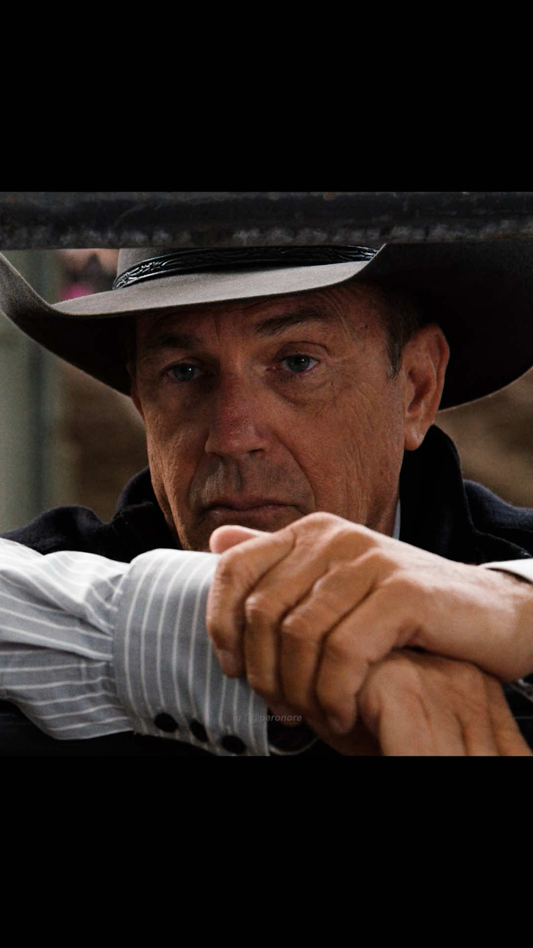 Os que carregam a responsabilidade de proteger outras pessoas aprendem cedo que nem tudo deve ser dito.  Algumas coisas precisam ser feitas. E não se fala nisso.  Você não explica. Não espera mérito. É feio. É sujo. Na maioria das vezes, doloroso. Um tiro no escuro que poderia ter custado tudo, uma ofensa engolida a seco, um sacrifício que ninguém teria estômago pra fazer…  São decisões tomadas pra manter todos em paz, pra que ninguém mais precisasse se sujar. Mas que, ainda assim, precisam ser feitas. E se você for o único que entende o que eu digo, então é você quem faz.  Não há orgulho nisso. Nem arrependimentos. O que basta é a consciência tranquila de ter segurado o inferno no lugar enquanto os outros dormiam.  Também não há espaço pra drama quando outros se apoiam no seu equilíbrio e na sua calma.  Você age, limpa o sangue e volta pro jantar como se o dia fosse qualquer outro. Você os poupa da feiúra do mundo. Então, quando se dá conta, já não sente mais nada. Apenas uma lembrança longínqua de quem você tentou ser antes de tanto se calar. Mas nós disfarçamos. Esse é o segredo. Per Onore | Pela Honra! #fyp #yellowstone #johndutton 