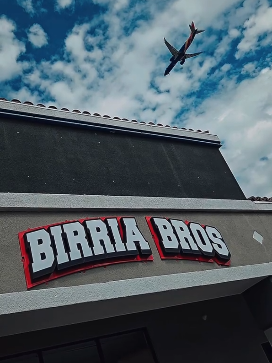 This view will never get old, being directly under the Vegas Flight path #SmallBusiness #devourpower #lasvegasfood #vegasfoodie 