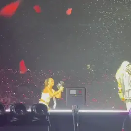 the way rosé acted like nothing happened when she fell so brutally down the stairs, oh rosé be careful next time  #roséblackpink #ROSÉ #roses_are_rosie #ROSÉ_BRUNO_APT #