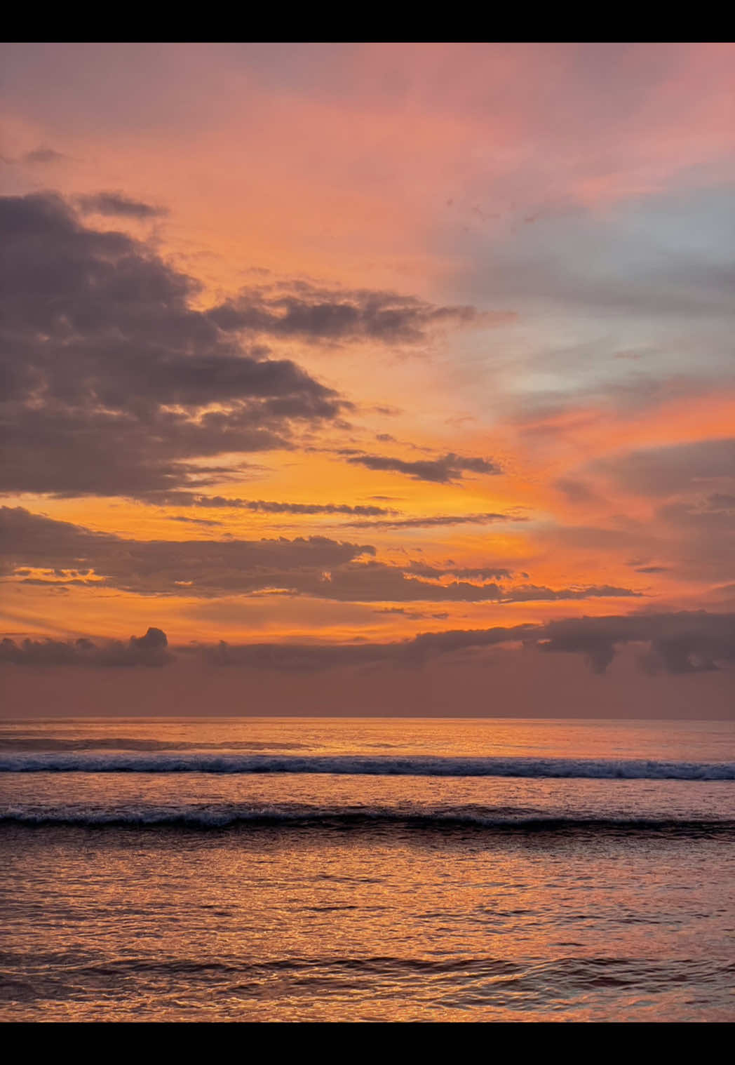 but the sunset is beautiful, isn't it?😊 #beach #onbendedknee #sunset #lombok #fyp 