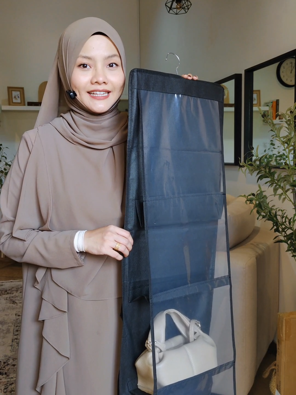 Lepasni takdela handbag tertindan! tak rosakkan shape handbag, tersusun dan tak berhabuk 😍 harga bawah 10 je tempat gantung handbag ni, memang berbaloi 😍  . #tempatgantunghandbag #tempatsimpanhandbag #handbagstorage #simpanhandbag #handbagorganizer 