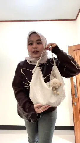 cara pake tali panjang Willow Bag By JTG disini yaaa 🫶🏻 series coklat mahogany & ivory  #tas #review #bag #handbag #shoulderbag #taswanita #taskuliah #taskerja 