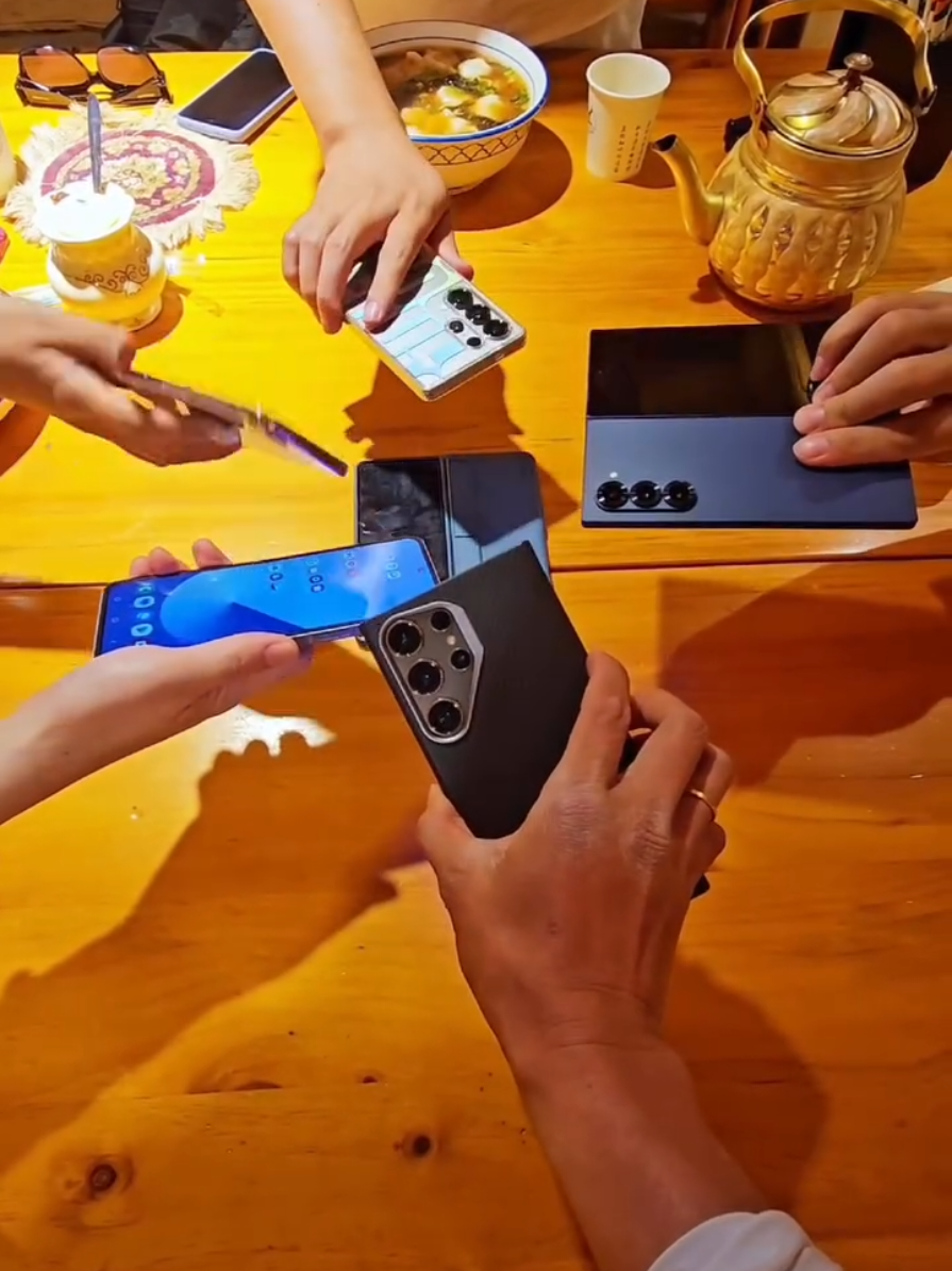 It's really hard to get a Samsung table together. Samsung foldable phone Samsung fold6#DigitalTechnology #fyp #viral #Samsung #Mobile 