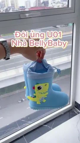 Bố mẹ tham khảo mẫu giày đi mưa tiện lợi này nhé #tiktok #bellybaby #xuhuongtiktok #tiktokviral #giaydimua #ungchobe 