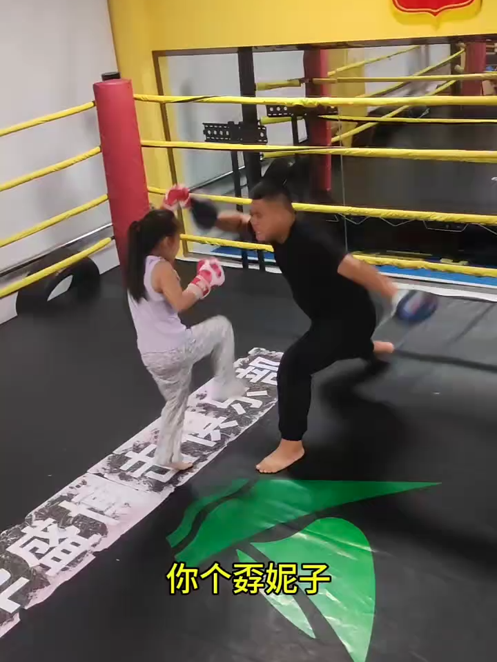 (宁陵散打搏击～华哥)拳击哪来的腿法？网友：千防万防依依漏风最难防 #漏风小棉袄  #宁陵散打搏击 #宁陵华晟搏击_3xiv9p8wkb2ywaq#fyp