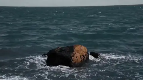 Sau một lần tai nạn xe, tôi bị mù, vì vậy không biết được bạn gái mình trông như thế nào. Năm ấy cô ấy bị ung thư dạ dày, trước khi mất đã hiến tặng giác mạc cho tôi. Khi một lần nữa được nhìn thấy ánh sáng, việc đầu tiên mà tôi làm chính là tìm ảnh của cô ấy. Thế nhưng tôi chỉ tìm được một phong thư mà cô ấy để lại, trong thư là một tấm ảnh trắng, đằng sau ảnh viết: 