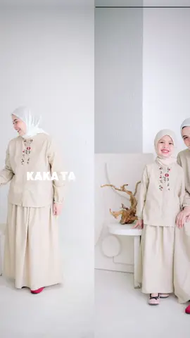 Tampil kompak & stylish bareng si kecil? Bisa banget! 💖 Ini dia Ophelia Set – kemeja dan rok cantik untuk bunda dengan ukuran M & L. Yuk, couple-an kece sama anak pakai set ini! Cocok buat jalan-jalan, arisan, sampai foto keluarga😍  #ootdkekinian #ootdanak #ootdfashion #bajuanak #handemodest #fyppppppppppppppppppppppp 