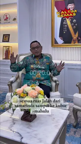 GENERASI EMAS — Pemerintah Provinsi Kalimantan Timur terus menunjukkan komitmennya dalam membangun infrastruktur jalan, khususnya menuju daerah-daerah pelosok yang selama ini masih sulit dijangkau. Salah satu fokus utama adalah peningkatan akses jalan dari Samarinda menuju Kutai Barat (Kubar) hingga Kabupaten Mahakam Ulu (Mahulu). Kini, progres pengerjaan jalan di jalur tersebut mulai terlihat, menunjukkan keseriusan Pemprov Kaltim dalam mewujudkan konektivitas antarwilayah yang lebih baik. Wakil Gubernur Kaltim, H. Seno Aji, menyampaikan bahwa Pemprov menargetkan pembangunan jalan penghubung antara Kutai Barat dan Mahulu akan rampung pada tahun 2027. “Pemprov memasang target pengerjaan Jalan Kubar ke Mahulu, insyaallah akan selesai pada tahun 2027,” ujar Wagub Seno Aji. Pembangunan jalan ini bukan hanya sekadar membuka akses fisik, tetapi juga menjadi fondasi penting untuk mendorong percepatan pertumbuhan ekonomi di kawasan pedalaman. Dengan akses jalan yang baik dan layak, distribusi barang, mobilitas masyarakat, dan pelayanan publik akan semakin mudah dijangkau. Hal ini diharapkan berdampak langsung pada peningkatan kesejahteraan masyarakat Kalimantan Timur, khususnya mereka yang tinggal di wilayah terpencil. #gemas #gratispol #rudyseno #kaltim #generasiemas #kubar #mahulu 