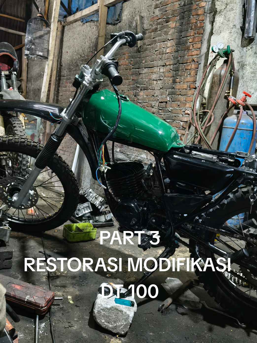 kelanjutan restorasi modifikasi dt100   kita kira pake shock belakang ukuran berapanya biar keliatan tinggi??  #dt100 #dt125 #yamahadt #yamahadt100 #yamahadt125 #trailvintage #trailvintageyamaha #gengtrail  #gengtrailtuaindonesia  #dt100enduro  #dt125yamaha 