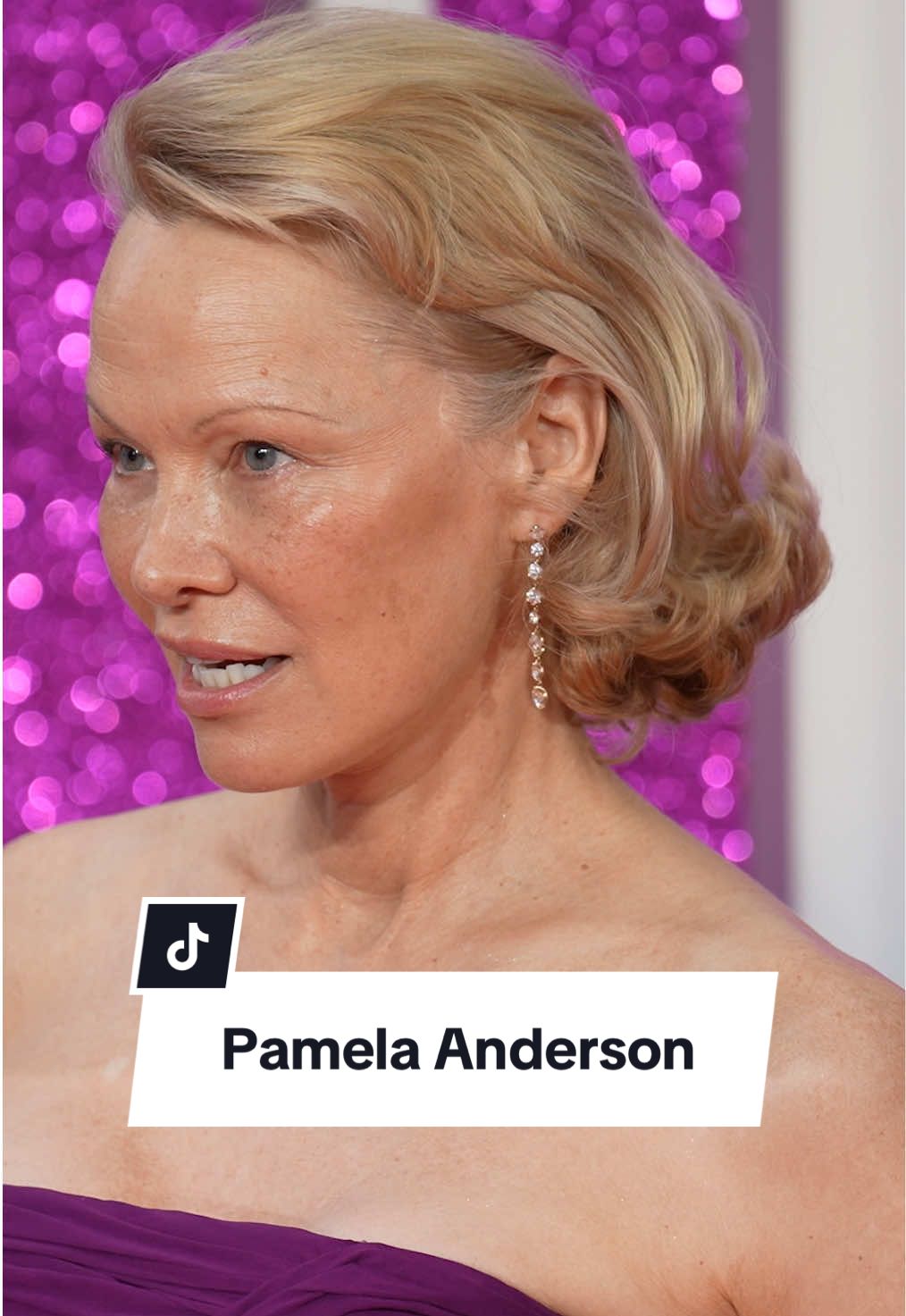 #pamelaanderson at the #thenakedgun premiere in #london. #voguegermany #pamelaandersonhair #pamela #pamelaandersonedit #pamelaanderson90s #baywatch #pam  (Videos: Getty Images)