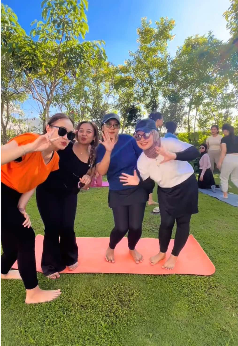 Ini semuanya pertama kali yoga, dan ini pose pertama kita. Gapapa ya masih jauh dari sempurna yg penting udah mau coba yaa kan 😂😂😂 #yogapemula #yoga #withfriends #fyppppppppppppppppppppppp 