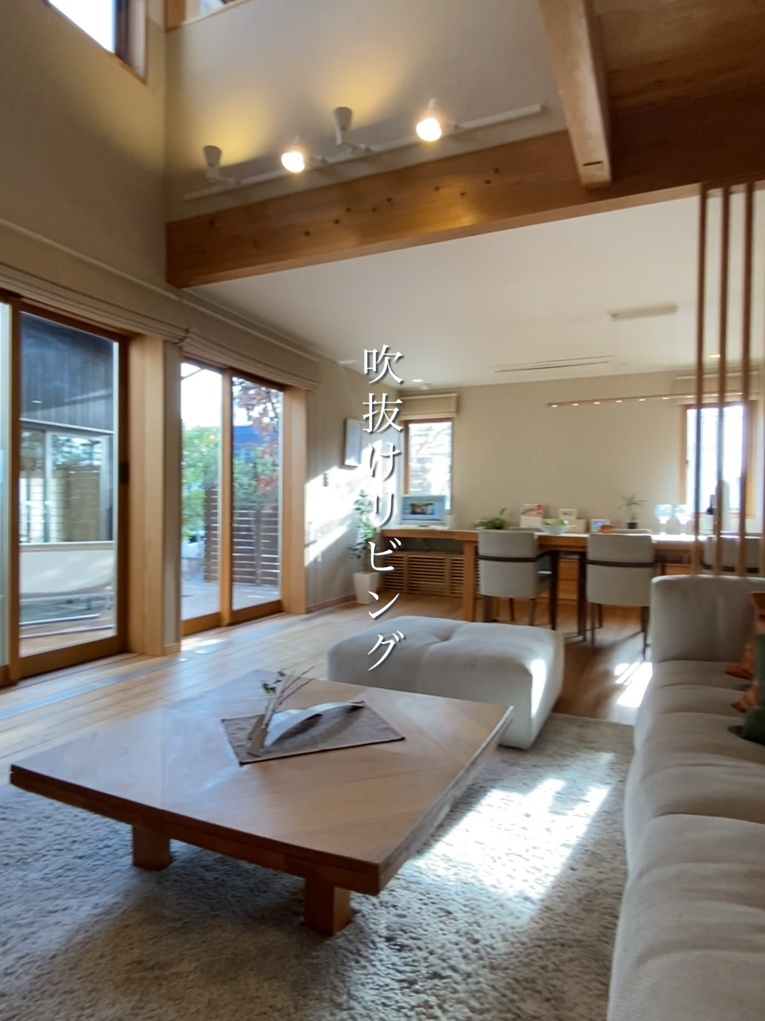 経年変化による「木の艶」が美しい、うっとり見惚れるような 2階建て 🏡✨ . #回遊動線 #無垢材  ______________________________ 木の家専門店エコワークスがゆったりくつろげる木の家をお届けします🌳 ______________________________ #エコワークス のインスタグラムでは家づくりのアイデアを紹介しています 【質問受付中】お問い合わせはDM、コメントからお願いします。 ■最新情報はHPにて■@ecoworks_official プロフィールのリンクより ______________________________ #木の家 建築エリアについて→新築は福岡・熊本・佐賀の全域。東京・神奈川・埼玉・愛知・大阪・兵庫・山口・大分・長崎・宮崎・鹿児島の一部エリアでご建築いただけます。高性能 #リノベーション の施工エリアは異なります。詳しくは公式ホームページをご覧ください。 【家の特徴】#myhome １.こだわりの熊本県産木材でつくる #こだわりの家 日本にたった1％しかない天然乾燥木材を構造材に。木の香りはとてもリラックスできると評判です。 ２.赤ちゃん基準の #自然素材の家 #無垢材 や珪藻土、和紙など、からだにやさしい #自然素材 の内装で健やかで快適な空気環境をお届けいたします。 ３.快適な高断熱・高気密住宅 夏はエアコン1台で涼しく、冬は標準提案の #床下エアコン 暖房で暖かい 。家のどこにいても快適な #省エネ住宅 を作っています。家計にも地球にもうれしいZEHやLCCM住宅もあわせてご提案。 ４. #平屋建て も二階建ても。理想の #住宅デザイン を 完全 #注文住宅 だから #平屋の家 や吹き抜けのある家、こだわりの造作家具など、幅広いプランに対応。専属の設計士・インテリアコーディネーターが打ち合わせを行います。ステキな #マイホーム計画 を叶えるべく、憧れの #平屋 #平屋暮らし、#おしゃれな家 、#和モダン な家を目指して #ていねいな家づくり 、ワンランク上の #上質な暮らし をご提案します。 ５. #モデルハウス は福岡県に5展示場、熊本県に3展示場、神奈川県に1展示場ございます。ハイライトから詳細をご覧いただけます。 #福岡新築 #福岡注文住宅 #福岡工務店 #熊本新築 #熊本注文住宅 #熊本工務店 福岡 │ 大野城モデルハウス