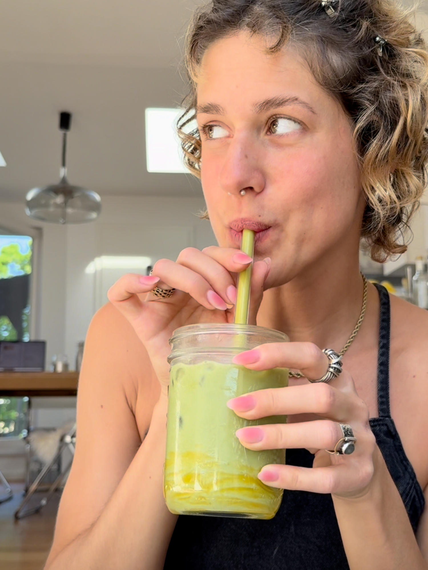 MANGO MATCHA 🥭🧡 Ingrediënten (voor 1 glas) ✨ 2-3 el mango fruitpuree (bijv. van KoRo, naar wens zoeter of intenser) ✨ 1-2 tl biologische matcha (Yujin of Mizu van KoRo) ✨ eventueel een scheutje agavesiroop ✨ 60 ml heet water (ca. 80 °C, niet kokend) ✨ 150 ml koude plantaardige drank ✨ ijsblokjes Bereidingswijze: 1️⃣ Meng de matcha met het hete water (gebruik een bamboe garde of melkopschuimer) tot er geen klontjes meer zijn en er een lichte schuimlaag ontstaat. Voeg eventueel agavesiroop toe naar smaak. 2️⃣ Doe 2-3 el mangopuree onderin een glas. Voeg ijsblokjes toe. 3️⃣ Giet voorzichtig de koude plantaardige drank op de mangopuree. 4️⃣ Eindig met de matcha als laatste laagje. STRAWBERRY CLOUD MATCHA 🍓❤️ Ingrediënten (voor 1 glas) Voor de aardbeienpuree: ✨ 4-5 verse aardbeien ✨ een scheutje agavesiroop Voor het aardbeienmelkschuim (“cloud”): ✨ ongeveer de helft van de aardbeienpuree ✨ 100 ml koude plantaardige drank ✨ 50 ml vegan slagroom ✨ 1-2 tl biologische matcha (Yujin of Mizu van KoRo) Voor de matchalaag: ✨ 1 tl matchapoeder ✨ 60 ml heet water (ca. 80 °C, niet kokend) Bereidingswijze: 1️⃣ Was en pureer de aardbeien. Zoet met een beetje agavesiroop. 2️⃣ Meng de plantaardige drank, slagroom en ongeveer de helft van de aardbeienpuree. Klop met een melkopschuimer of handmixer tot een luchtig schuim. 3️⃣ Bereid de matcha zoals hierboven beschreven. 4️⃣ Doe de overgebleven aardbeienpuree in een glas, gevolgd door ijsblokjes. 5️⃣ Schenk de matcha erover en eindig met het aardbeienschuim.