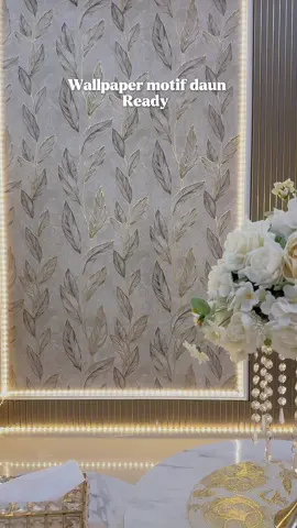 Makeover bersi low budget karena pemasangan mudah, wallpaper nya sudah ada lem dibelakangnya 😍 Mana ukuran wallpapernya jumbo lagi , cocok banget buat dikamar , backdrop TV maupun ruang tamu. #makeover  #wallpaper 