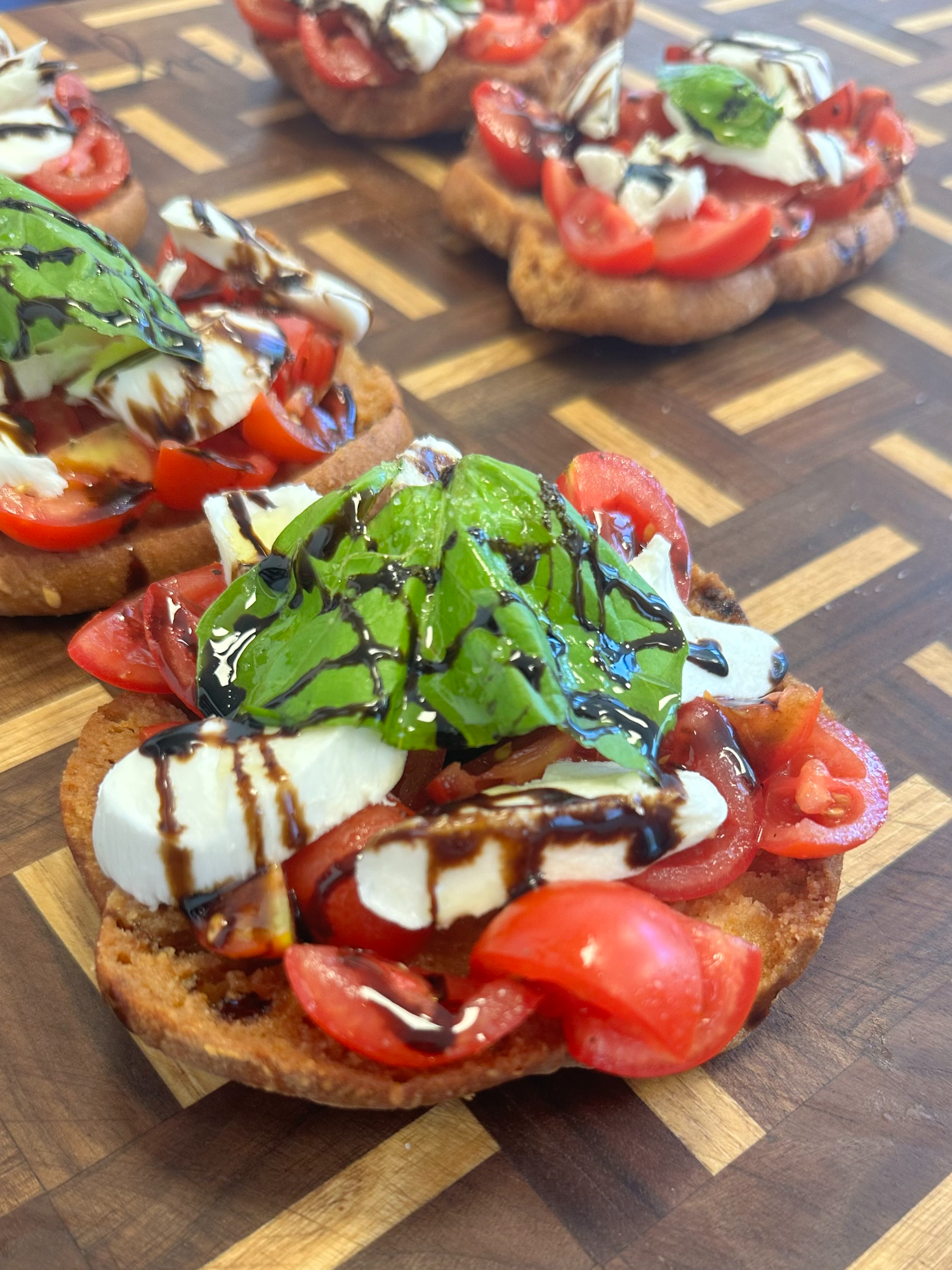 Sun, tomatoes, and a crunch you’ll crave ☀️🍅 Try these Italian friselle with tomato & mozzarella: a simple, summery dish perfect for sharing!🧀🌿 @nonnasilviofficial Ingredients (for 4 friselle): 4 durum wheat friselle 1 ⅓ cups cherry tomatoes (200 g) 1 cup diced mozzarella (fior di latte or buffalo) (150 g) Extra virgin olive oil, to taste Salt, to taste Balsamic glaze (optional) Fresh basil leaves, for garnish #giallolovesitaly #friselle #tomatoes #FoodTok