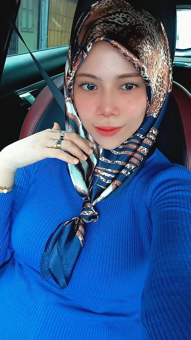 Lama lama hidup ni jadi puisi sendiri. Bukan yg paling kuat, bukan yg paling baik. Cuma yg masih berdiri & terus jalan. Bukan yg paling hebat tapi masih bertahan... Kadang kadang, 