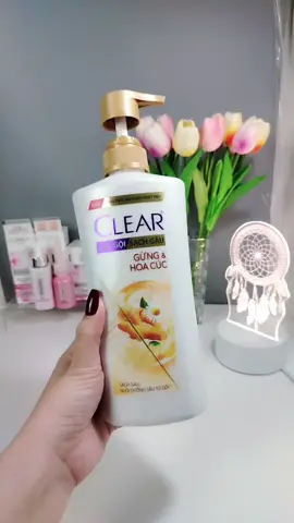 Dầu gội Clear gừng & hoa cúc hỗ trợ sạch gàu, giảm ngứa da đầu. #clear#cleargunghoacuc #daugoithaoduoc #daugoithiennhien #hoptaccungunilever 