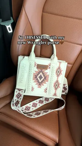 Classic and timeless! This bag is versatile and practical, suitable for work, shopping, and traveling with ease!#westerncowgirl #wranglerpurse #wrangler #TikTokFashion #onsale #crossbodybag #fyp #dealsforyoudays 