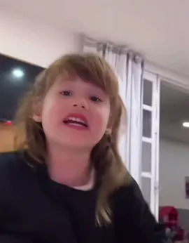 A maria alice querendo ser engraçada igual a floflo 😂 #mariaflor #floflo #mariaalice #humortiktok #bebesengracados 