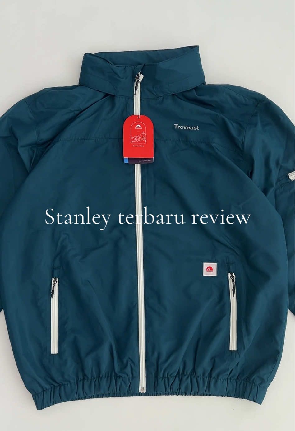 Windbreaker stanley Restock lagi dengan kualitas yang lebih bagus dari sebelum nya, hoodie bisa di lipat, buruan klik keranjang kuning nya dan checkout sekarang juga! #troveast #trvst #startyourmove #jacket #windproof #windbreaker #stanley 