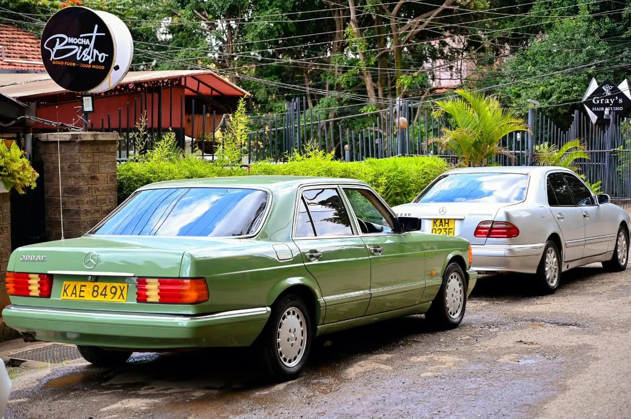 Two legends. One star. W126: Pure old-school class 💼 W210: Smooth 90s muscle 😎 Same badge, different eras — which one gets your keys? 🔑 #MercedesBenz #W126 #W210 #ClassicVsModern #ShindeMobility   