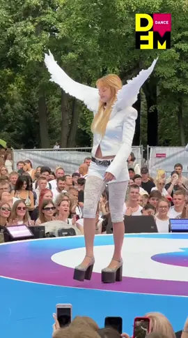 Ангельская GAVRILINA на синей дорожке VK FEST🔥 Как вам выход певицы?😉 #юлягаврилина 