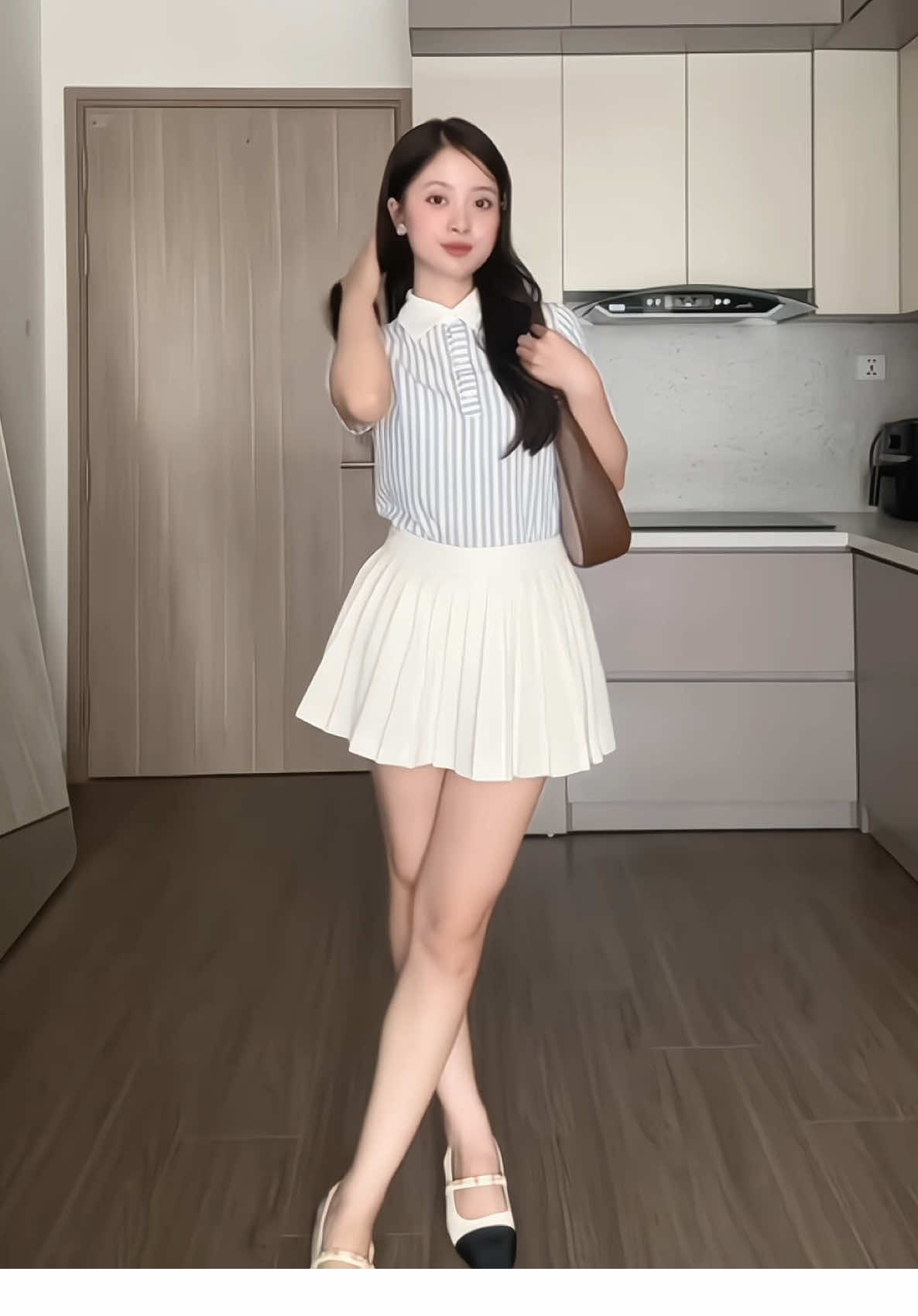 Mùa hè này trong tủ nhất định phải có 1 em áo sơ mi kẻ để phối đồ nha😘 #CapCut #xuhuong #dvanh #viral #chamrme #outfit #homnaymacgi #aosomi 