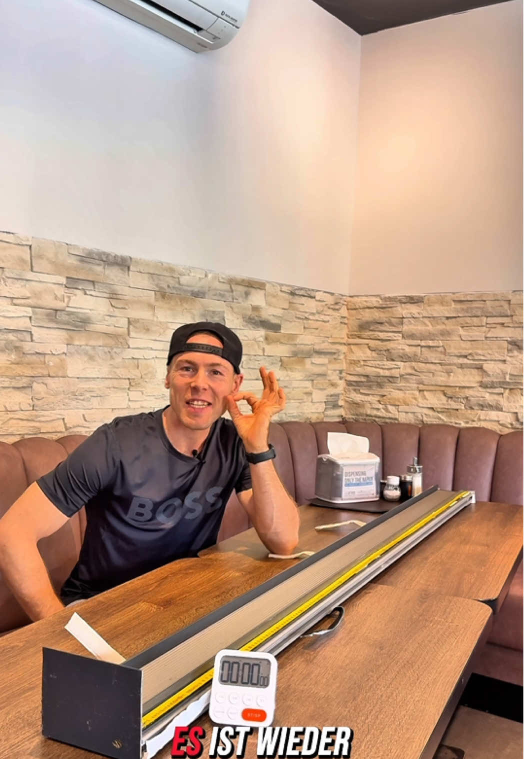 Der Längste Dürüm Deutschlands 🌯🤯 Ich will den neuen Rekord! #Bigm #Bigmeatsfood Das ist der längste Dürüm Deutschlands. 😱 Der Wettkampfesser @Randy Santel ​⁠hält den Rekord und ich will ihn mir jetzt holen. Es wartet eine über 2 Meter Rolle auf mich die nur er bisher bewerkstelligen konnte.🌯 Doch ich will mehr. Ich will den Rekord und den nächsten Stempel im Big M Lifetime Pass 🫃 #bigm #bigmeatsfood #dürüm #challenge #alibaba @Ali Baba Kebaphaus Augsburg 