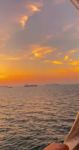 Setiap Tujuan pasti ada badainya,bertahanlah🫠#pelni #kmbukitraya #sunset #pelaut 