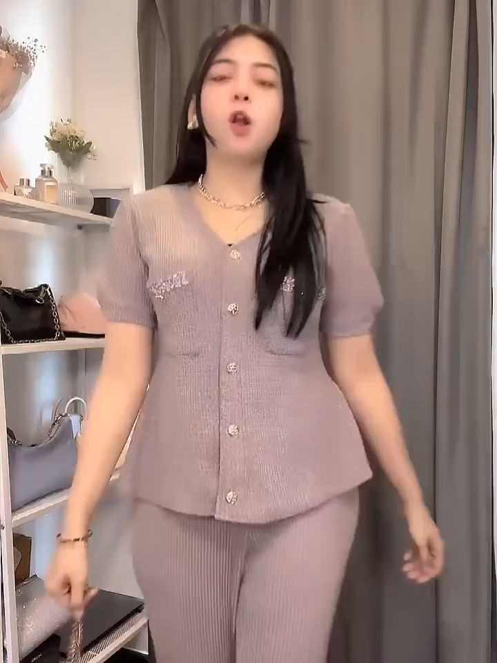 ✨ GAK PERLU MAHAL BUAT TETAP STYLISH! ✨ Bahannya knit premium — lembut, adem, jatuh, dan gak bikin gerah. Mau ke kantor, hangout, sampai kondangan? Bisa banget! Langsung masuk LIVE sekarang karena stok cepat HABISSS‼️ #SetelanKoreanStyle #OOTDKekinian #BajumurahBerkualitas #KnitPremium #LiveSekarang #MurahTapiMewah #CewekHemat #antimahal #OOTD2025 #guncang88promo #guncang88 #wibgajian