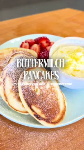 🥞🍋 Fluffiger Pancake-Traum mit Zitronencreme & 🍓  Ob fürs Picknick, Brunch oder Dessert – diese Buttermilch-Pancakes sind pure Liebe auf dem Teller 💛🤤 📌Rezept  ZUATEN (für 8 Portionen): • 300 g Mehl, 2 TL Backpulver, je ½ TL Salz & Natron • 450 ml Buttermilch, 2 Eier, 2 TL Vanilleextrakt • 50 g Butter, 50 g Zucker • 400 g Doppelrahmfrischkäse, Saft & Abrieb 1 Bio-Zitrone • 200 g Schlagsahne, 600 g Erdbeeren • Öl/Butterschmalz zum Braten ZUBEREITUNG: 1. Zitronencreme (am Vortag): Frischkäse, Zitronensaft/-schale, Sahne & 1 EL Zucker glatt rühren, kalt stellen. 2. Beeren vorbereiten: Erdbeeren vierteln, mit 1 EL Zucker mischen, kalt stellen. 3. Pancake-Teig: – Trockene & flüssige Zutaten separat verrühren, dann mischen – Teig 15 Min. ruhen lassen – In der Pfanne goldbraun ausbacken 4. Servieren: Pancakes stapeln, mit Zitronencreme & Beeren toppen, nach Wunsch mit Puderzucker bestäuben✨ #pancakelove #zitronencreme #sommerdessert #homemadehappiness #frühstücksliebe 