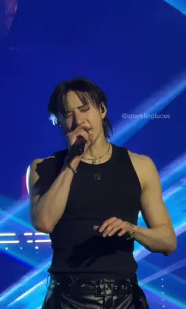 Chan getting emotional during Cover Me at #dominate_madrid 🥹🥹🥹 ended up crying myself aswell. We love you so much Chan 🤍 #StrayKids #skz #bangchan #stay #dominatetour @Stray Kids 