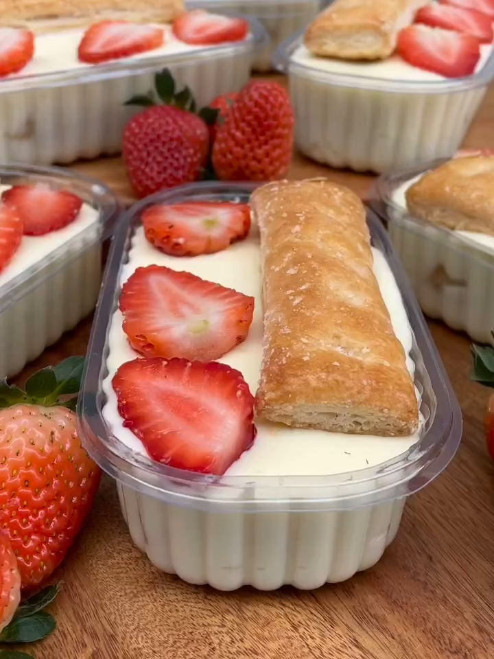 Sobremesa na G07 da @galvanotekembalagens, com tampa é ideal para armazenar bombas, doces, salgados e sobremesas. O produto conta com travas em sua borda, que asseguram uma melhor vedação, mais segurança e praticidade no transporte, além de deixar o produto muito bem embalado e com uma aparência incrível, conta com a qualidade inquestionável Galvanotek, que é líder no seguimento. Garanta a sua clicando no link abaixo! #embalagens #reiembalagensonline #sobremesas #sobremesaperfeita #confeitariacomamor