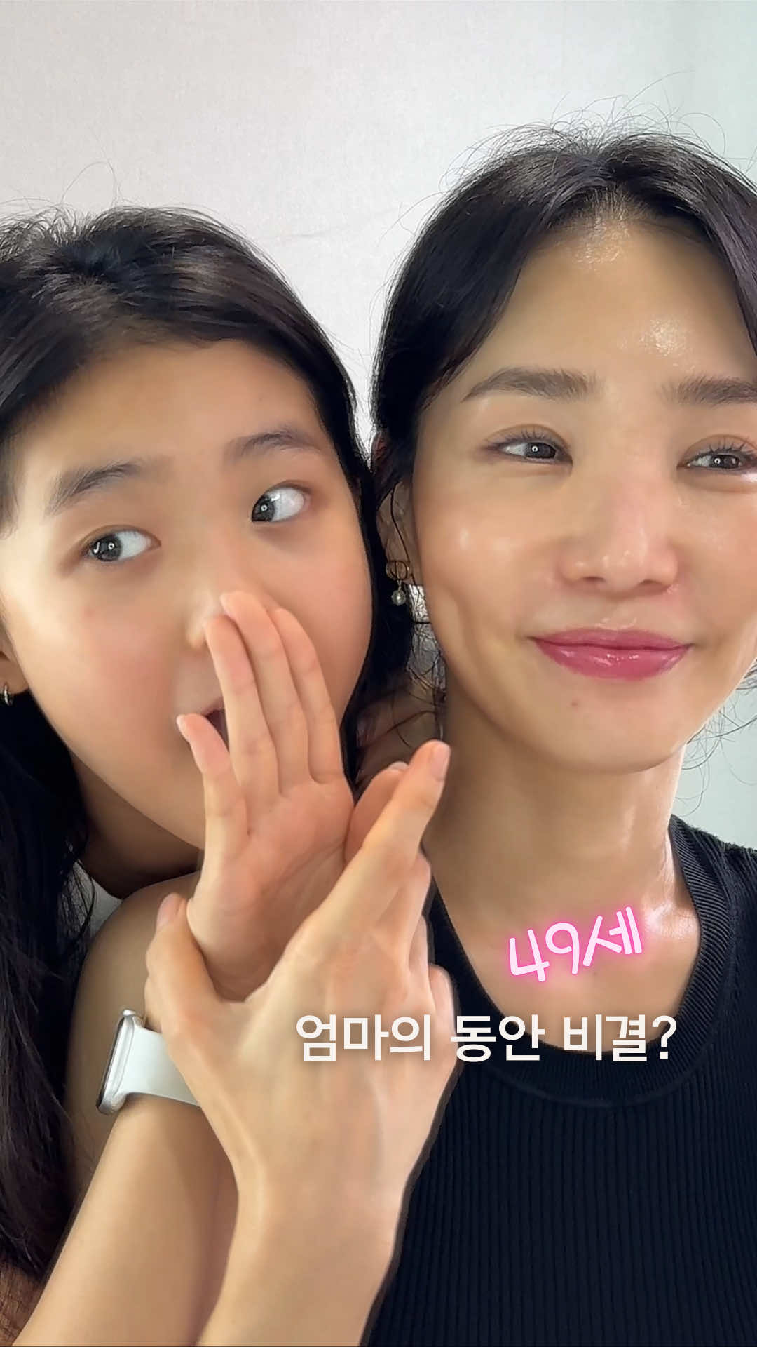 : “엄마는 왜 나이 들어 보이지 않을까?” ⠀⠀⠀⠀⠀⠀⠀⠀⠀⠀⠀⠀⠀⠀⠀⠀ 저희 주원이도 궁금했대요 :) ⠀⠀⠀⠀⠀⠀⠀⠀⠀⠀⠀⠀⠀⠀⠀⠀ 사실 비결은 아주 단순해요 몇 년째, 하루도 빠짐없이 바르고 있는 단 두 가지-♥ ⠀⠀⠀⠀⠀⠀⠀⠀⠀⠀⠀⠀⠀⠀⠀⠀ ✔ 세멘잘라이트 크림 – 수분과 탄력을 채우는 재생 보습 ✔ 세멘잘 크림 – 지방세포를 활성화해 얼굴 라인을 탄탄하게 ⠀⠀⠀⠀⠀⠀⠀⠀⠀⠀⠀⠀⠀⠀⠀⠀ 특히 40대엔 ‘노화’가 가장 현실적인 고민이잖아요 그래서 저는 더더욱 이 두 가지는 절대 빼먹지 않아요 ⠀⠀⠀⠀⠀⠀⠀⠀⠀⠀⠀⠀⠀⠀⠀⠀ 피부에 진심인 엄마의 애착 루틴, 우리 딸에게도 좋은 영향을  주고 있는 것 같아서 더 뿌듯해요 :) ⠀⠀⠀⠀⠀⠀⠀⠀⠀⠀⠀⠀⠀⠀⠀⠀ “예쁜 엄마도 좋지만, 어려 보이는 엄마가 더 좋아요!” 라고 말해준 주원이 덕분에  오늘도 열심히 바릅니다 💛 . . #세멘잘  #세멘잘라이트 #동안피부  #49세엄마  #피부좋다는말