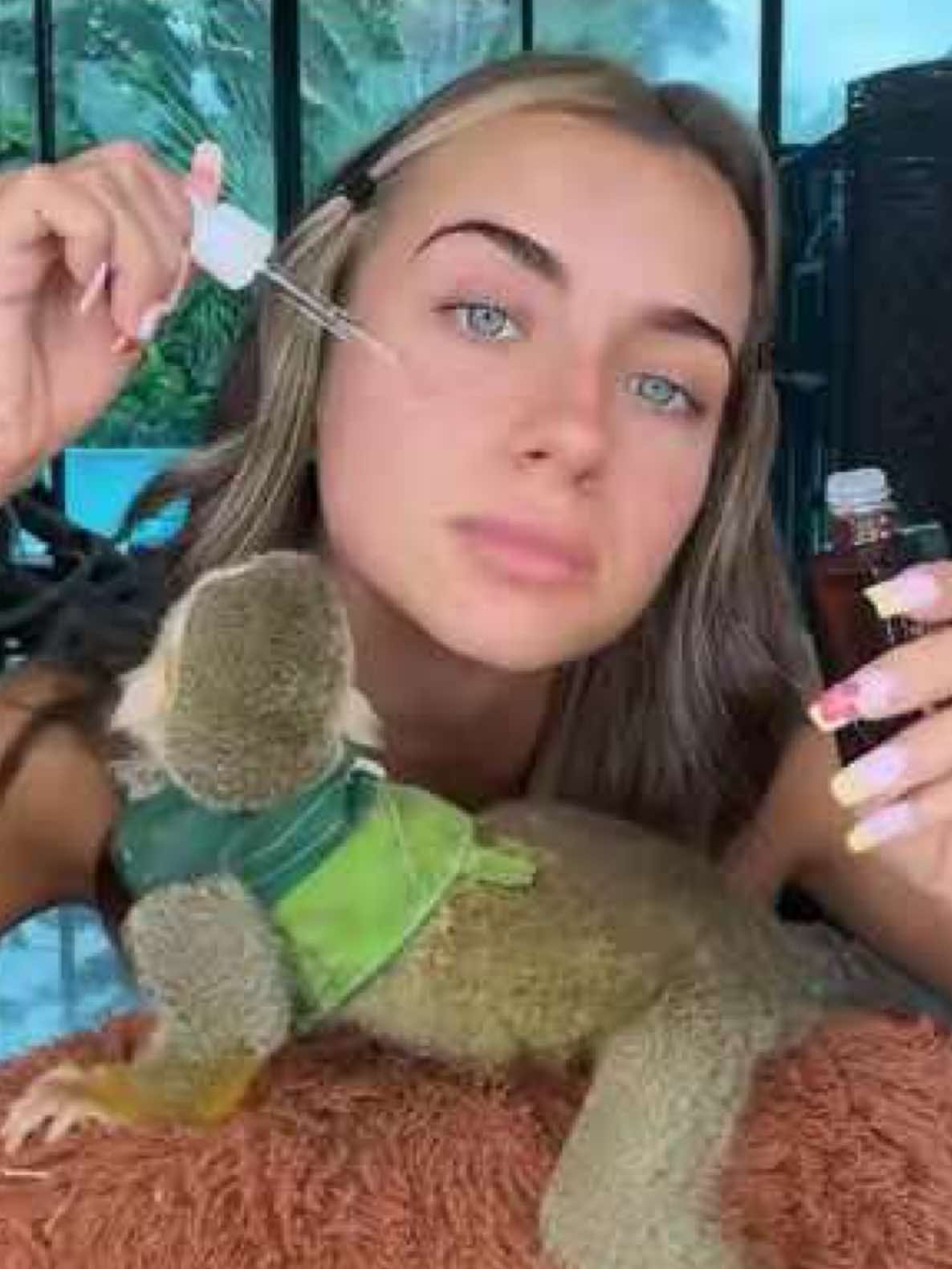 Get ready with my monkey @dr.althea_official 