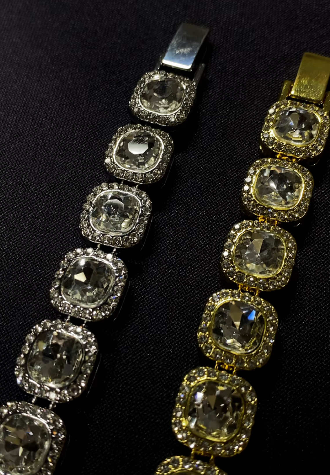 💎🔥 Riviera Grande Cravejada — Mansão Joias Brilho que impõe respeito. A Riviera grande é totalmente cravejada com pedras, tem presença pesada e acabamento espelhado. Não é acessório, é destaque. ✨ Peça que vira protagonista no look 🔗 Fecho invisível e seguro 🛡️ Banhado a ouro 18k | Qualidade Mansão Joias #mansaojoias #rivieracravejada #brilhobrabo #estilomasculino #ouro18k #joiatop #pulseiradepeso #acessoriomasculino #peitadocarrego #lookdebrabo #joiasmasculinas 