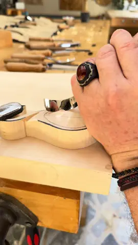 Kaşıkları hep yemeklerde kullanılır olarak biliyoruz … Halbuki kullanılan bir alan daha var ki !.. Tamamen eğlenceli bir kullanım… Evet dostlar Anadolu’da kaşıklar eğlencelerde halk oyunlarında da kullanılır bilmiyorum o tür kaşık oyununa denk geleniniz var mı? Ben izledim özellikle Ankara,Çankırı,Kastamonu gibi yerlerde yoğun olarak kullanılıyor. Gerçekten çok coşkulu ve doyumsuz bir halk oyunu. Oyuncuların kaşıkları aynı senkronizesiyle oynaması göze ve kulağa müthiş bir resital sunuyor.  Oynanan kaşıklar genellikle Şimşir ağacı ve kısa saplı oluyor. Yaren kültürünün vazgeçilmez bir ögesi.. Anadolu kültürlerin beşiği aslında bu topraklarda yaşayan insanlar çok şanslı. Bizim kültürümüz güzel….. Bu çalışmada 👉 @woodcarvingtools ürünleri kullanılmıştır… Dışımız ahşaba şekil verirken,aslında kendi içimizi şekillendiriyoruz..  Galip AĞIRKAYA. . Ahşap oyma atölye. . Art therapy..#galipagirkaya #workshop #ahşapoymakursu #woodworking #woodsculpture #sculpture #woodcraft                          