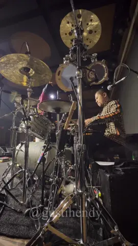 Menikmati drum dengan rambut yang minim 😜😜 #gigibandofficial  #gustihendy #drummerindonesia  #akuadalahdrum 