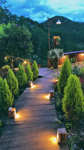 Những lo toan, muộn phiền bỗng như lùi lại phía sau, nhường chỗ cho sự lắng đọng. #dalat #reviewdalat #nhabenrung #caphenhabenrung #nhabenrungcoffee 