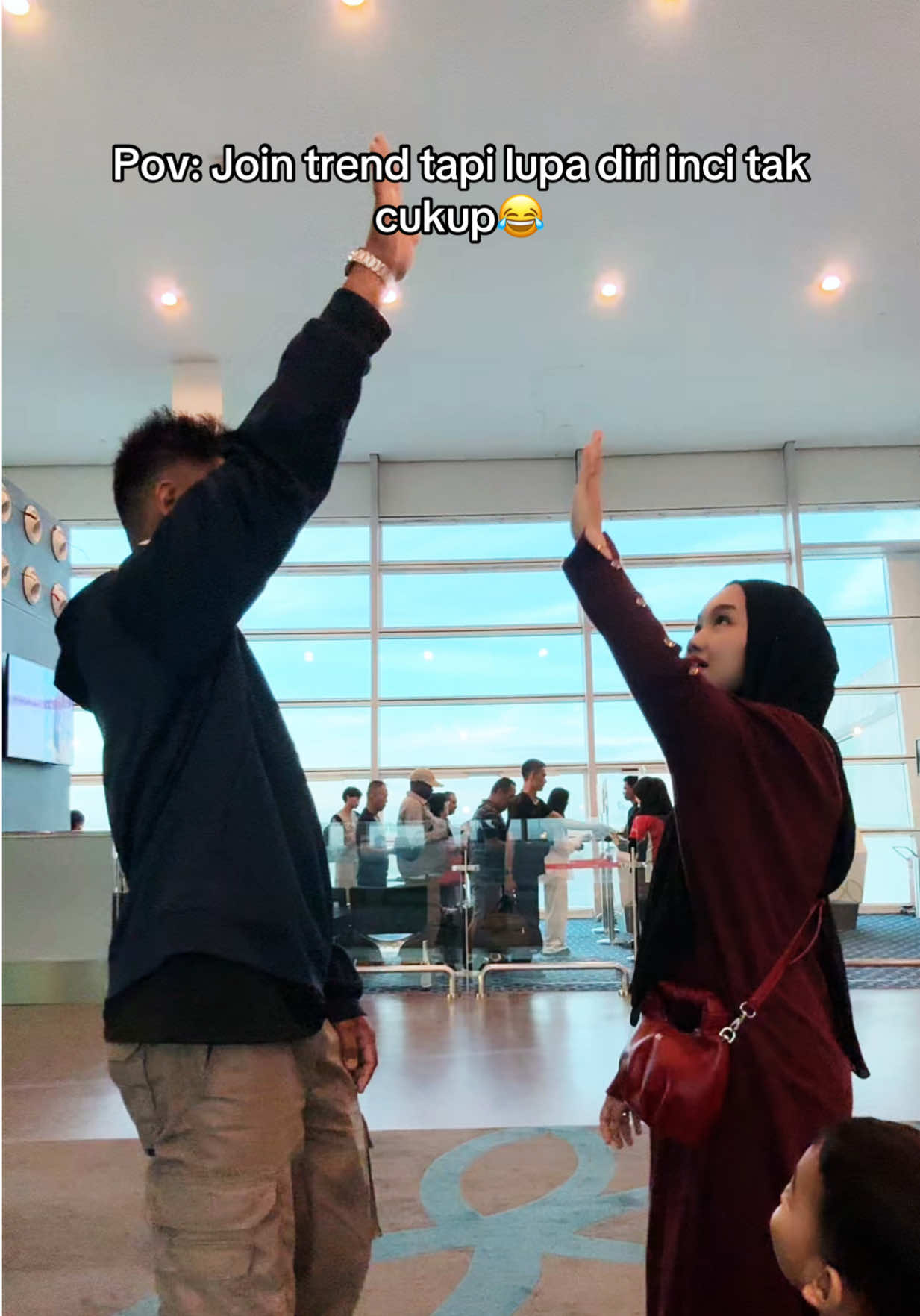 Lepas ni nk join trend pun kena ukur di badan sendiri😂 Trend gagal 😂 ps: kita pakai stokin panjang ye🫶🏼 #trendingtiktok #holidaytiktok #sabah 