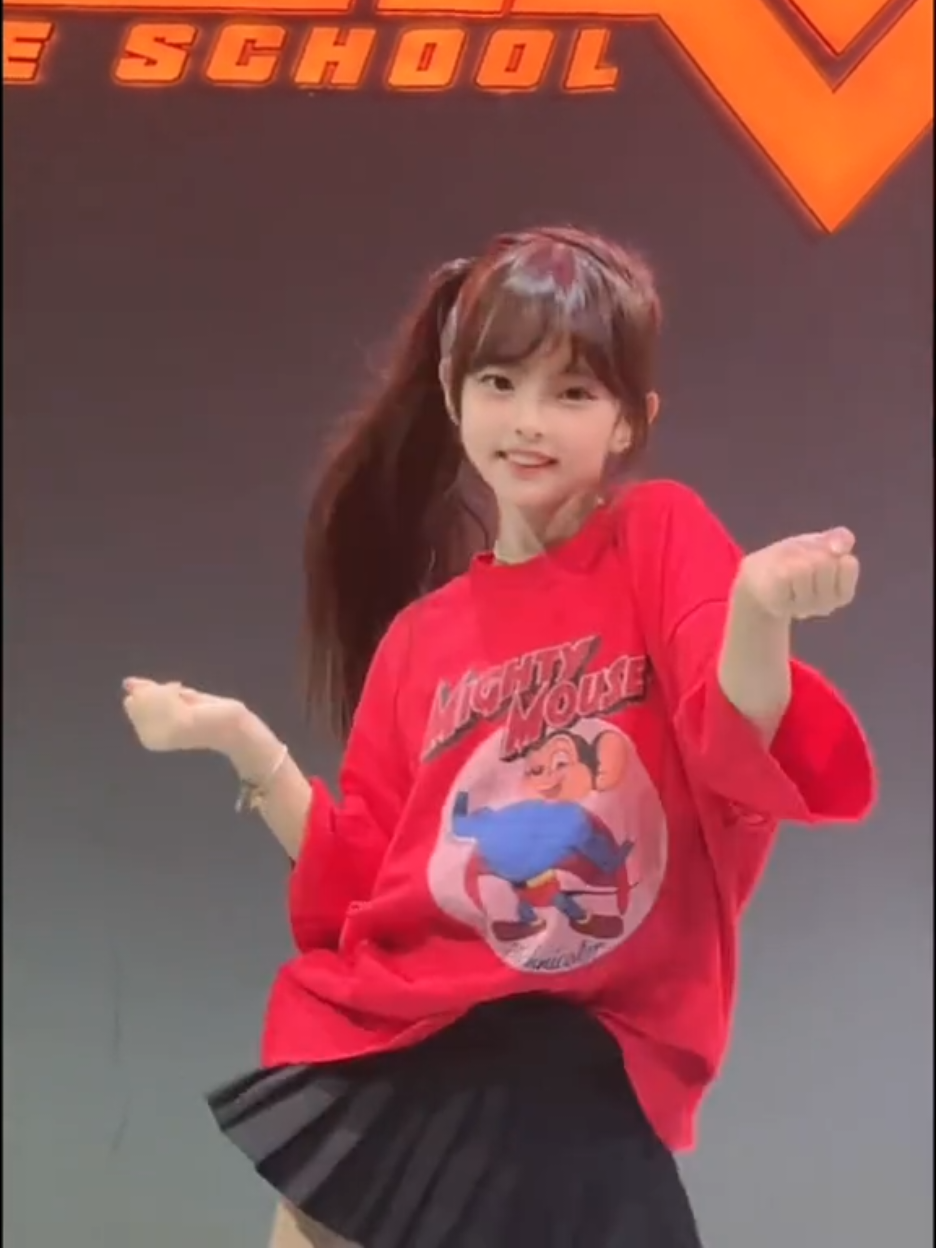 红色显白耶～ #刀马刀马手势舞 #卡点舞  #甜妹 #萌娃 #骗你生女儿 #dancer #dancing 
